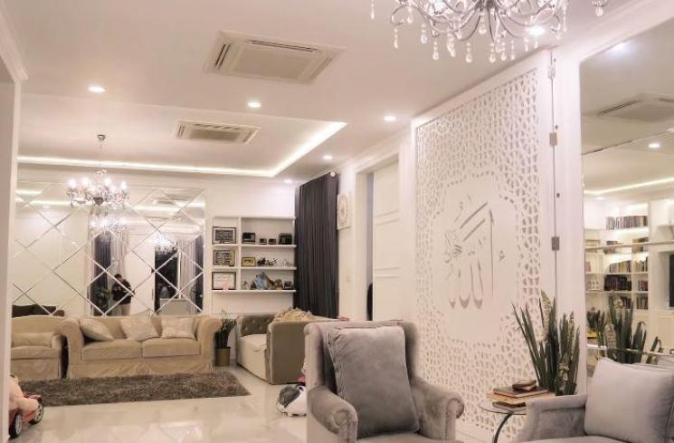 Rumah mewah Oki Setiana Dewi. (Youtube/TheSungkarsFamily)