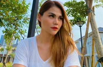 Pose Cantik di Atas Pohon, DJ Butterfly Cari Jodoh
