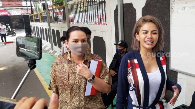 Nikita Mirzani bersama sahabatnya, Fitri Salhuteru. [Herwanto/MataMata.com]