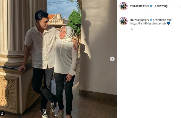 Muzdalifah dan suaminya, Fadel Islami pakai baju couple. (Instagram/@muzdalifah999)