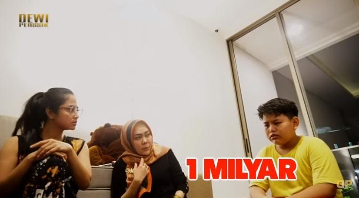 Dewi Perssik dan anaknya. (YouTube)