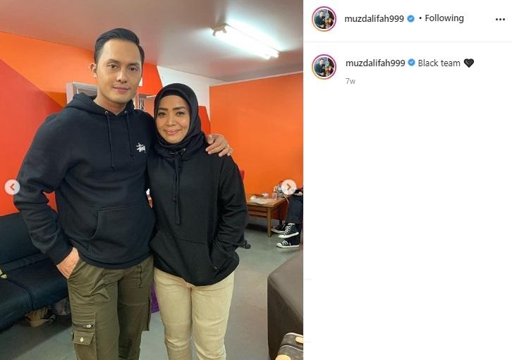 Muzdalifah dan suaminya, Fadel Islami pakai baju couple. (Instagram/@muzdalifah999)