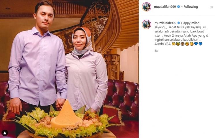 Muzdalifah dan suaminya, Fadel Islami pakai baju couple. (Instagram/@muzdalifah999)