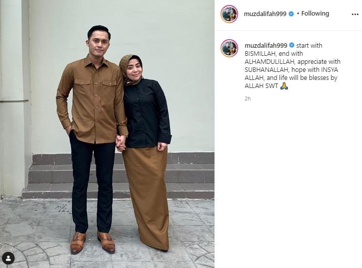 Muzdalifah dan suaminya, Fadel Islami pakai baju couple. (Instagram/@muzdalifah999)
