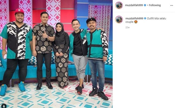 Muzdalifah dan suaminya, Fadel Islami pakai baju couple. (Instagram/@muzdalifah999)