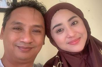 Gantikan Posisi Alm Ayahnya, 5 Potret Kedekatan Dewi Perssik dan Sang Kakak