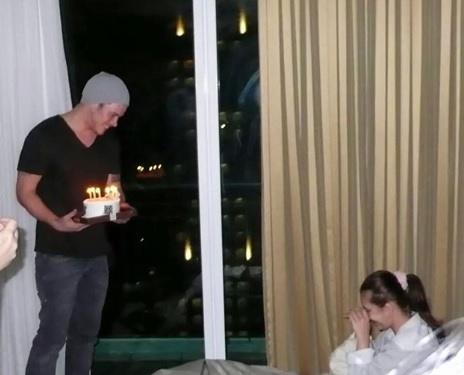 Zack Lee berikan kejutan kepada Nafa Urbach dengan membawa kue tart. [Instagram]