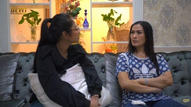 Dewi Perssik bersama Iis Dahlia [YouTube Dewi Perssik]