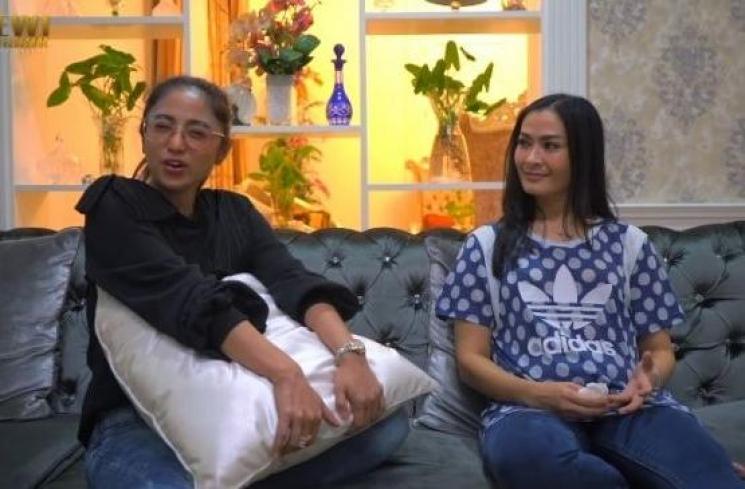 Dewi Perssik bersama Iis Dahlia [YouTube Dewi Perssik]