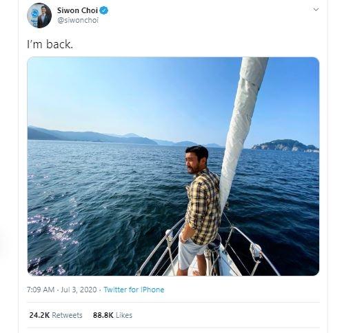 Choi Siwon pamer brewok. (Twitter/@siwonchoi)