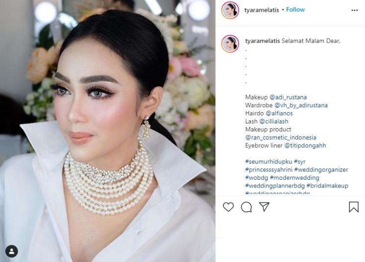 Wanita mirip Syahrini. (Instagram/@tyaramelatis)