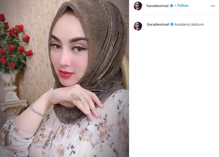 Wanita mirip Syahrini. (Instagram/@tiaradewireal)