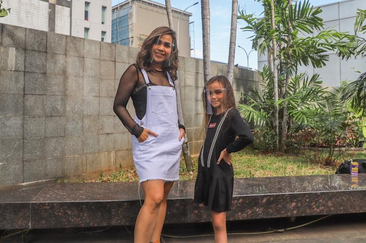 Melaney Ricardo dan putrinya, Chloe Lynch berpose bersama saat ditemui di Kawasan Tandean, Jakarta Selatan, Senin (6/7). (Matamata.com/Alfian Winanto)