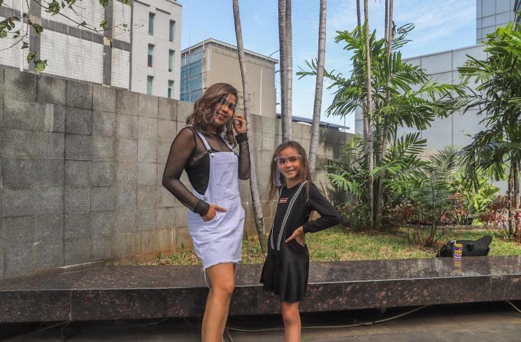 Melaney Ricardo dan putrinya, Chloe Lynch berpose bersama saat ditemui di Kawasan Tandean, Jakarta Selatan, Senin (6/7). (Matamata.com/Alfian Winanto)