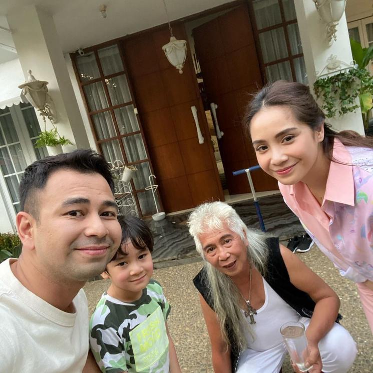 Raffi Ahmad, Rafathar, Nagita Slavina dan Gideon Tengker (Instagram/@raffinagita1717)