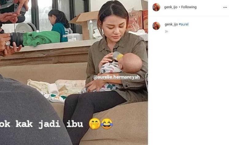 Aurel Hermansyah momong bayi. (Instagram/@genk_ijo)