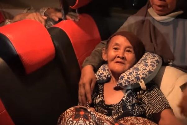 Nenek Iroh jatuh sakit. [capture YouTube]