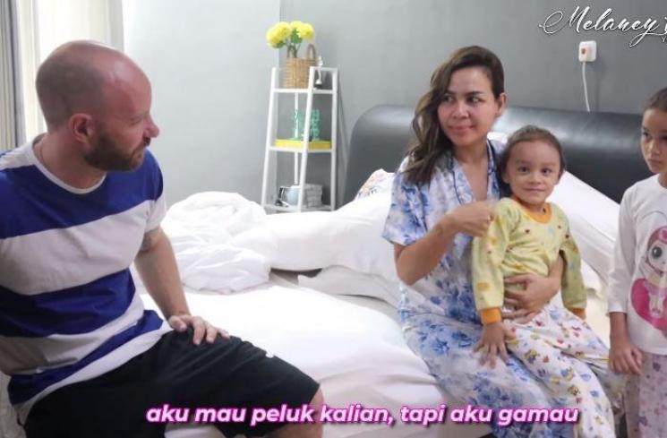Suami Melaney Ricardo pulang. (Youtube/MelaneyRicardo)