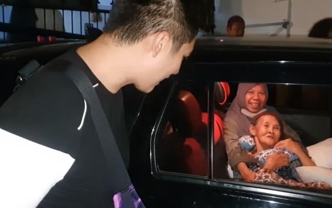 Baim Wong saat melepas Nenek Iroh pulang ke Tegal, Jawa Tengah. [capture YouTube]
