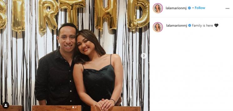 Marion Jola mesra dengan gitarisnya. (Instagram/@lalamarionmj)