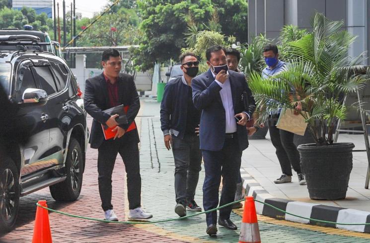 Vicky Prasetyo ditemani kuasa hukumnya berjalan memasuki Kejaksaan Negeri Jakarta Selatan.