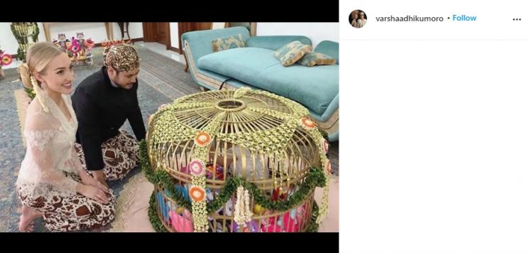 Varsha Strauss dan Panji jalani tradisi tedak sinten. (Instagram/@varshaadhikumoro)