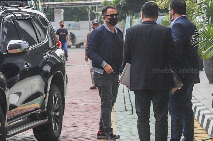 Vicky Prasetyo saat menyerahkan diri ke Kejari Jakarta Selatan. [Alfian]