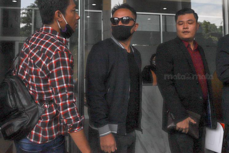 Vicky Prasetyo berjalan masuk kedalam Kejaksaan Negeri Jakarta Selatan hari ini.