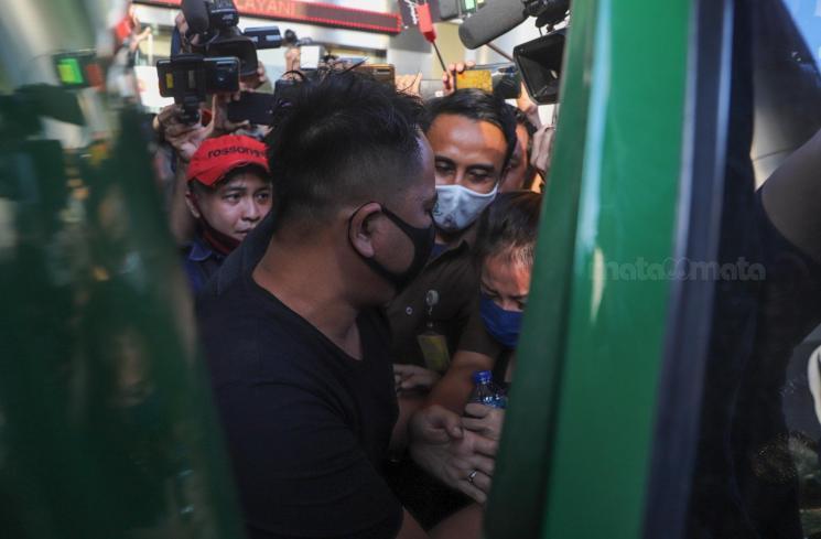 Vicky Prasetyo berbicara ke adik perempuannya sebelum masuk ke mobil tahanan sebelum dibawa ke Rutan Salemba. [MataMata.com/Alfian]