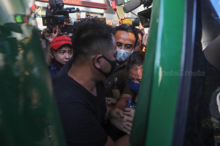 Vicky Prasetyo berbicara ke adik perempuannya sebelum dibawa ke Rutan Salemba. [Alfian]