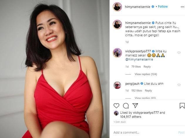 Vicky Prasetyo mampir di kolom komentar Instagram Tante Ernie sebelum dibui. [Instagram]