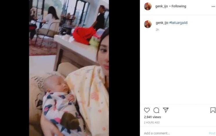 Aurel Hermansyah momong bayi. (Instagram/@genk_ijo)