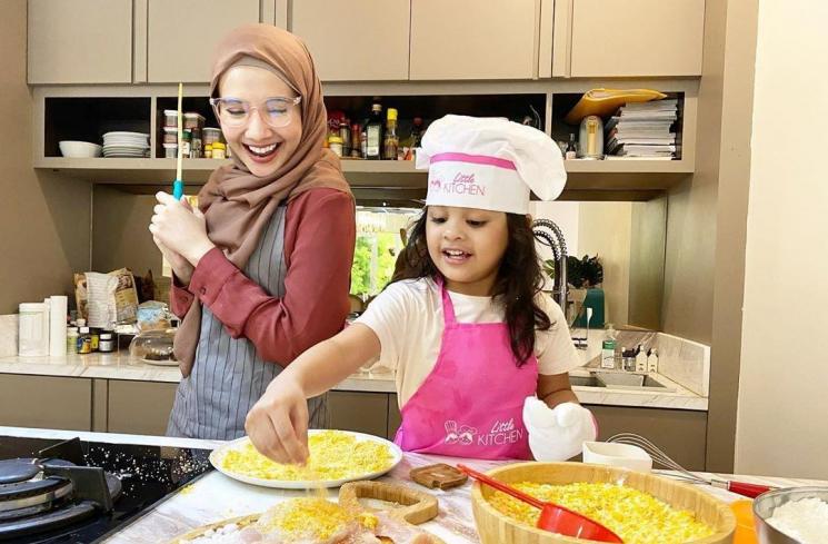 Zaskia Sungkar dan putri Shireen Sungkar, Hawwa. (Instagram/@zaskiasungkar15)