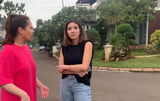 Gisella Anastasia dan Nagita Slavina saat memantau tanah di Green Andara. [capture YouTube]