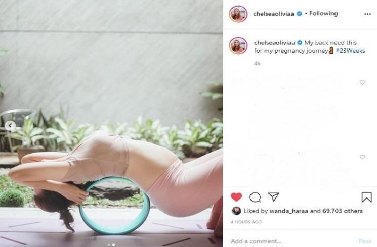 Chelsea Olivia sedang yoga (Instagram @chelseaoliviaa)