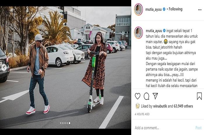 Glenn Fredly dan Mutia Ayu naik skuter (Instagram @mutia_ayuu)