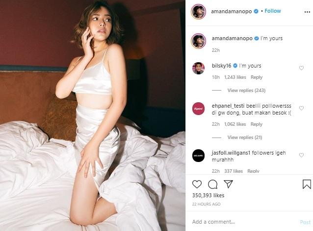 Amanda Manopo pose seksi di atas ranjang. [Instagram]