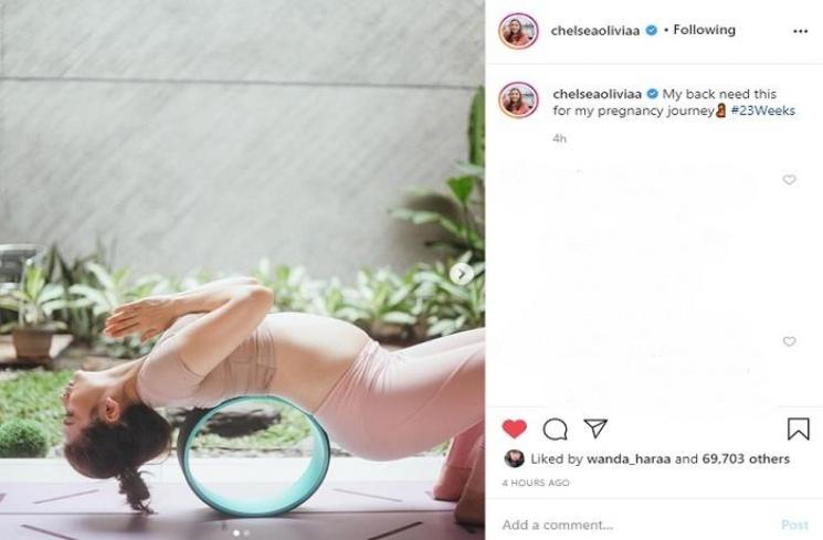 Chelsea Olivia sedang yoga (Instagram @chelseaoliviaa)