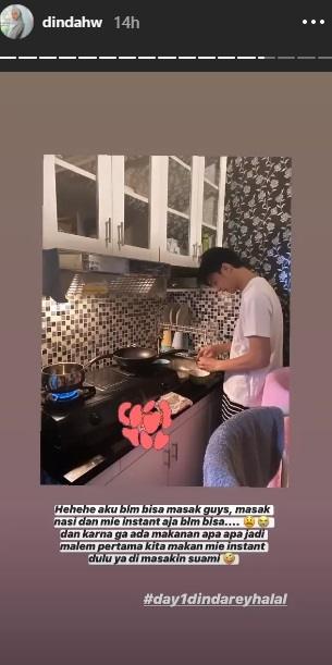 Dinda Hauw dimasakin suami. (Instagram/@dindahw)