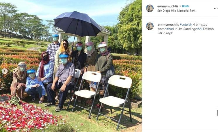 BCL, Noah dan ibunya ziarah ke makam Ashraf (Instagram/@emmymuchlis)