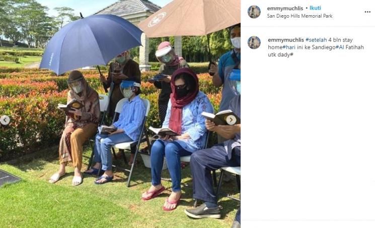 BCL, Noah dan ibunya ziarah ke makam Ashraf (Instagram/@emmymuchlis)