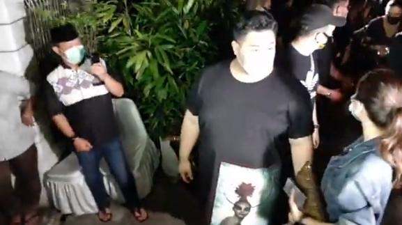 Jenazah Ayah Ivan Gunawan tiba di rumah duka. (Live MataMata.com)