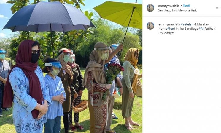 BCL, Noah dan ibunya ziarah ke makam Ashraf (Instagram/@emmymuchlis)