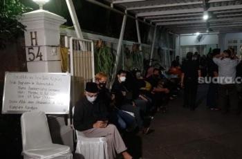Disambut Isak Tangis, Jenazah Ayah Ivan Gunawan Tiba di Rumah Duka