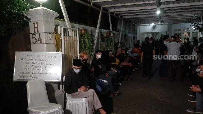 Suasana rumah duka ayah Ivan Gunawan [MataMata.com/Evi Ariska]