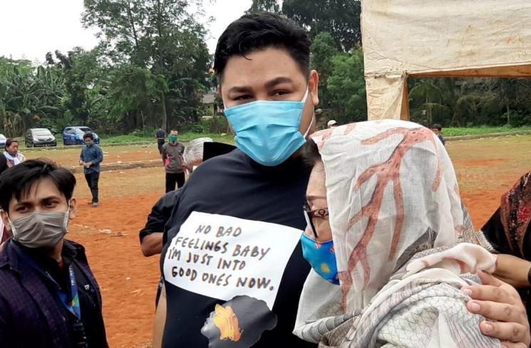 Ivan Gunawan di pemakaman sang ayah (Matamata.com/Evi Ariska)