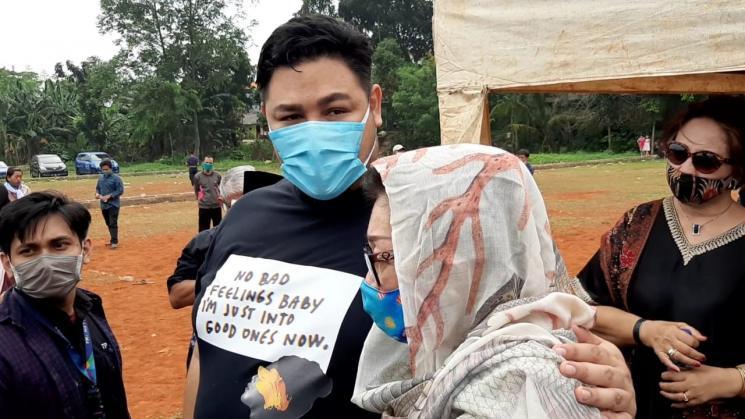 Ivan Gunawan di pemakaman sang ayah (Matamata.com/Evi Ariska)