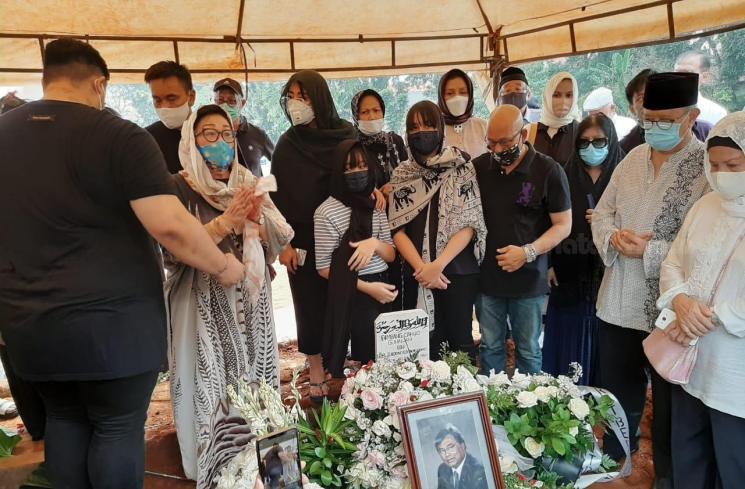 Ivan Gunawan di pemakaman sang ayah (Matamata.com/Evi Ariska)