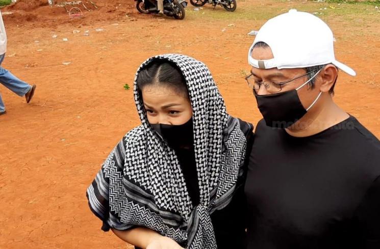Nirina Zubir datang ke pemakaman ayah Ivan Gunawan (Matamata.com/Evi Ariska)