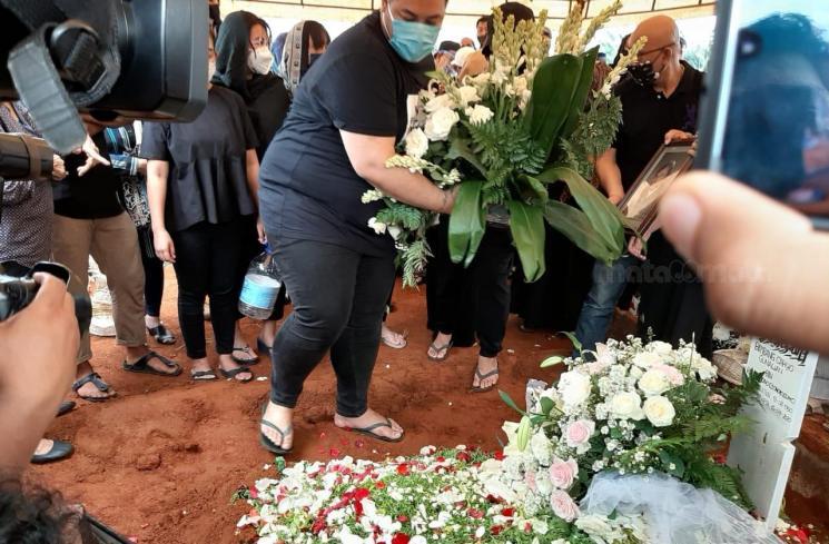 Ivan Gunawan di pemakaman sang ayah (Matamata.com/Evi Ariska)